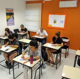Alunos do Supera fazendo Sudoku em sala de aula da unidade de Caxias do Sul